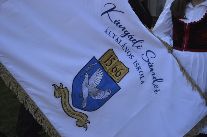 A névadó alkalmából került bemutatásra és megáldásra a nagygalambfalvi iskola új címere és zászlaja.