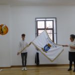 Az iskola címerével díszített nyakkendőt kaptak a nagygalambfalvi iskolások Az iskola címerével díszített nyakkendőt kaptak a nagygalambfalvi iskolások