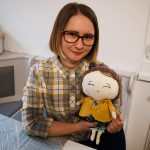 Szőcs Kinga textiljáték-készítő: „Egy kicsit a szívem és lelkem is belevarrom mindegyikbe.” Szőcs Kinga textiljáték-készítő: "Egy kicsit a szívem és lelkem is belevarrom mindegyikbe."