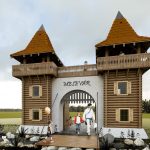 Mire is gyűjtünk ilyen sokan? Ilyennek képzeljük el a játszótér bejáratát.