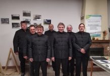 Új ruházattal gazdagodott a kórus Hargita Megye Tanácsának támogatásával Új ruházattal gazdagodott a kórus Hargita Megye Tanácsának támogatásával