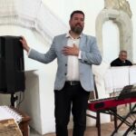 Új zongorával bővült a Nagygalambfalvi Ifjúsági Keresztény Zenekar felszerelése