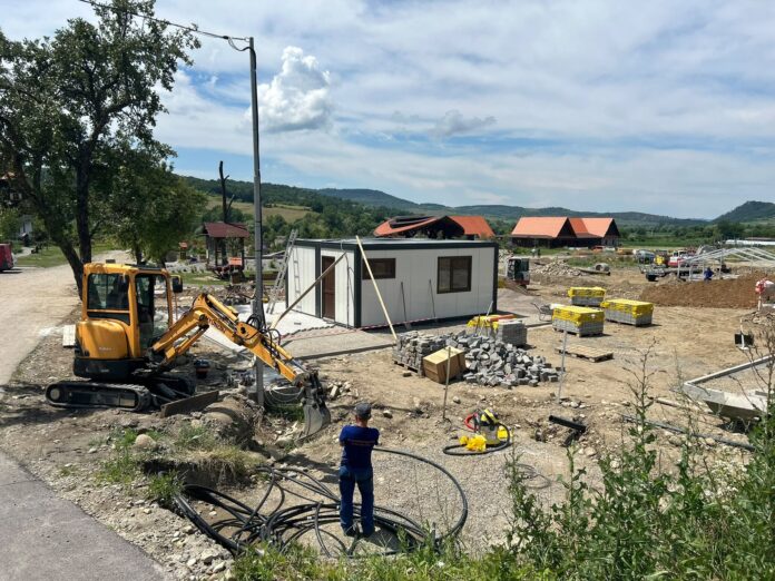 Kavics Büfé megnyitó július 31-én a Várfelénél – Élő zene, fagyi és patakcsobogás